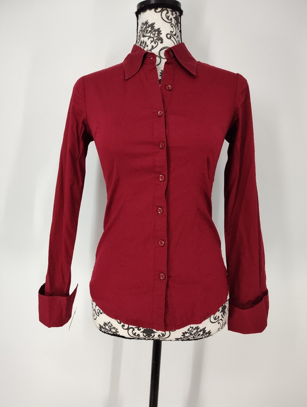 Mojo Women's Slim-Fit Button-Down Shirt in Wine Red Size Small